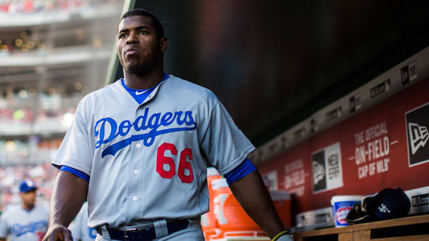 yasiel-puig-vin-scully-cleats-fine.jpg